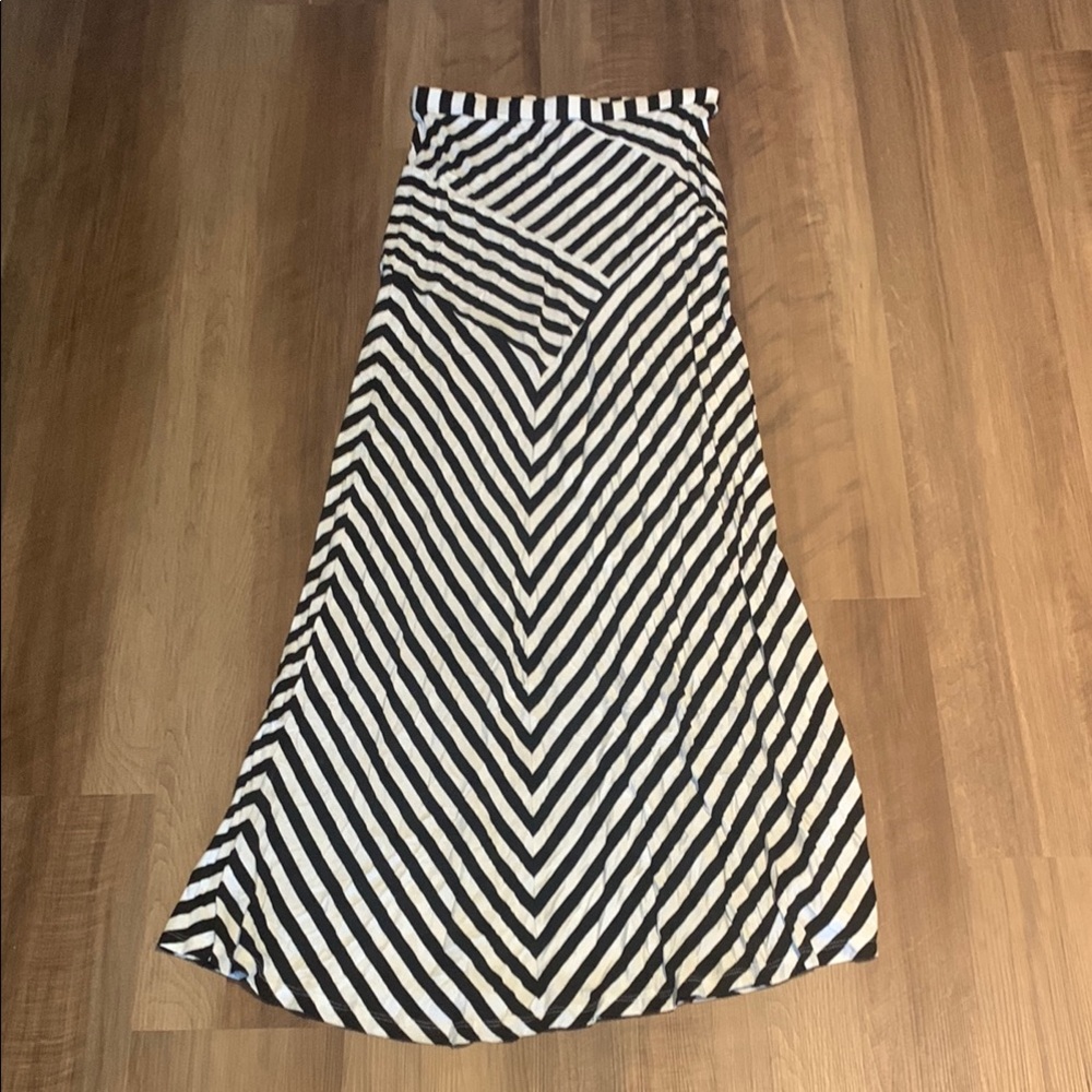 Design History Black and White Women's Maxi Skirt Size Small